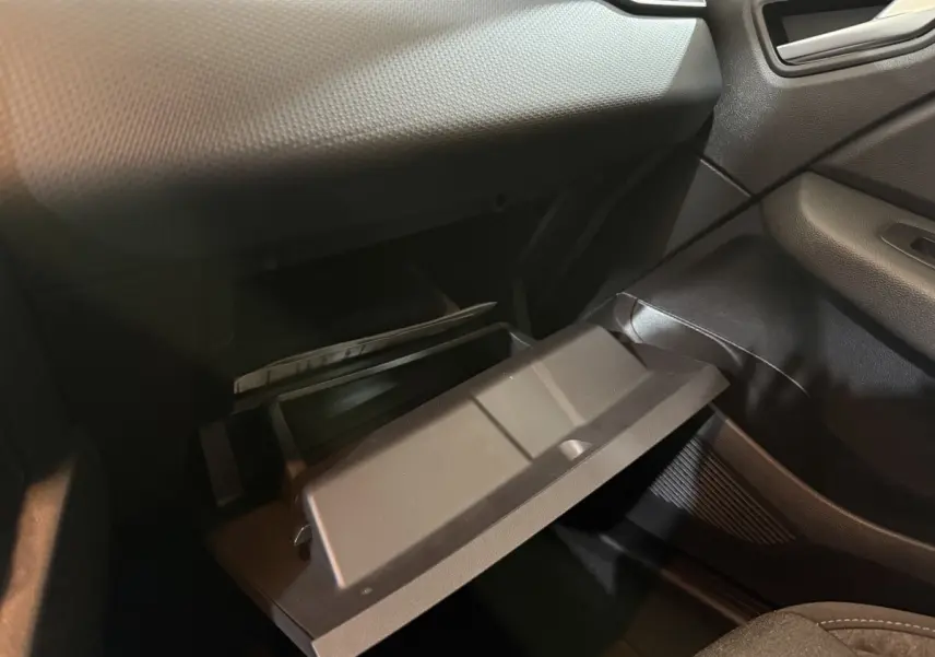 Vue intérieure côté passager de la boîte à gants ouverte dans une Renault Clio Business SCe 75 de 2020.