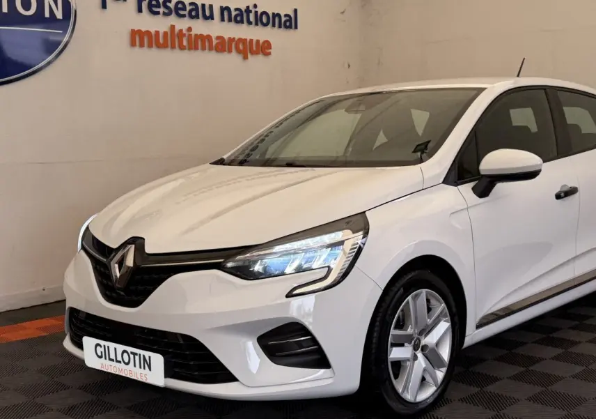 Renault Clio Business SCe 75 blanche vue 3/4 avant droit, avec phares LED allumés et jantes alliage.