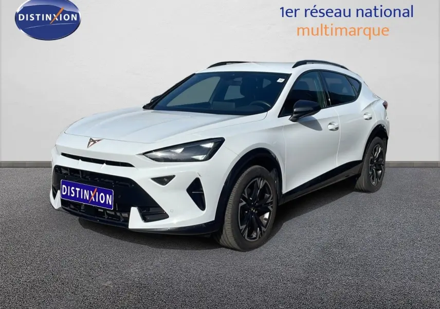 Vue 3/4 avant d'une CUPRA Formentor blanc neige métal avec jantes noires et détails noirs contrastants.