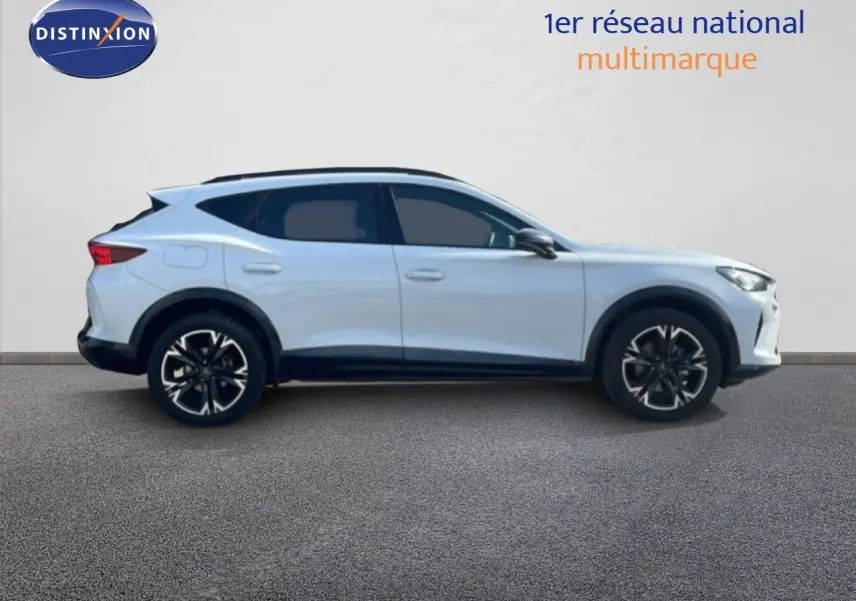 Vue de profil côté gauche d'un CUPRA Formentor blanc neige métal avec jantes noires et détails noirs contrastants.