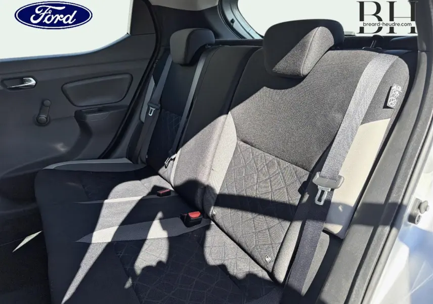 Vue intérieure de la banquette arrière grise et noire d'une Nissan Micra 2017, côté droit avec ceinture de sécurité visible.