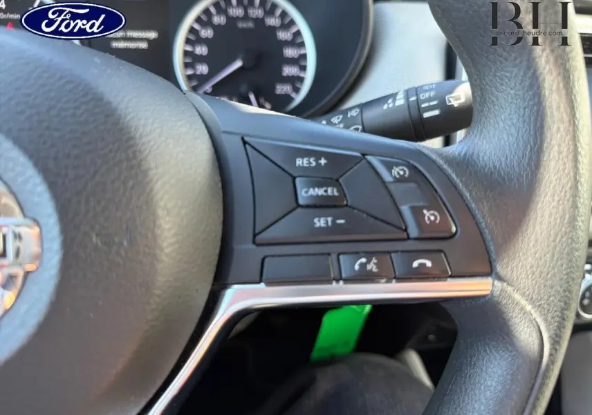 Gros plan sur le volant noir côté droit de la Nissan Micra 2017 avec commandes de régulateur de vitesse et téléphone.