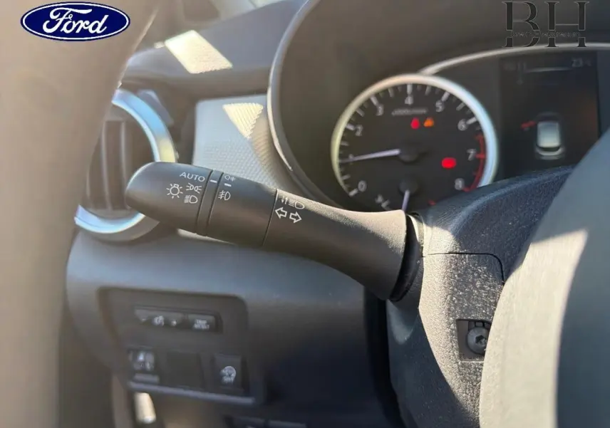 Gros plan sur la commande des phares et clignotants côté gauche du volant d’une Nissan Micra essence 2017.