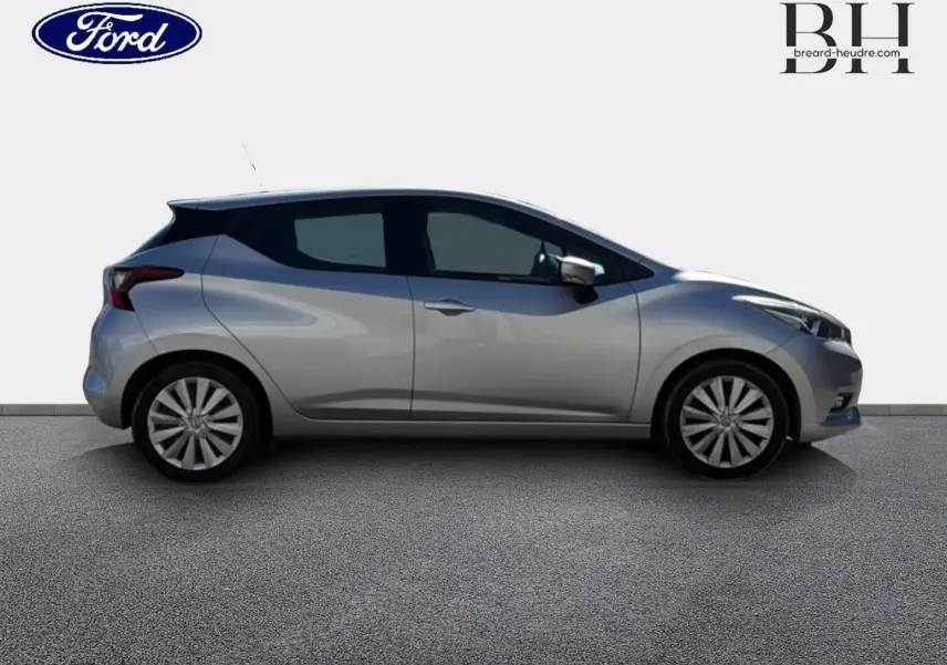Profil droit d'une Nissan Micra 2017 gris clair avec jantes alliage et vitres teintées sur fond neutre.