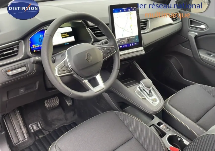 Intérieur noir du Renault Symbioz 2025 vu côté conducteur, avec volant multifonction et écran tactile vertical central.