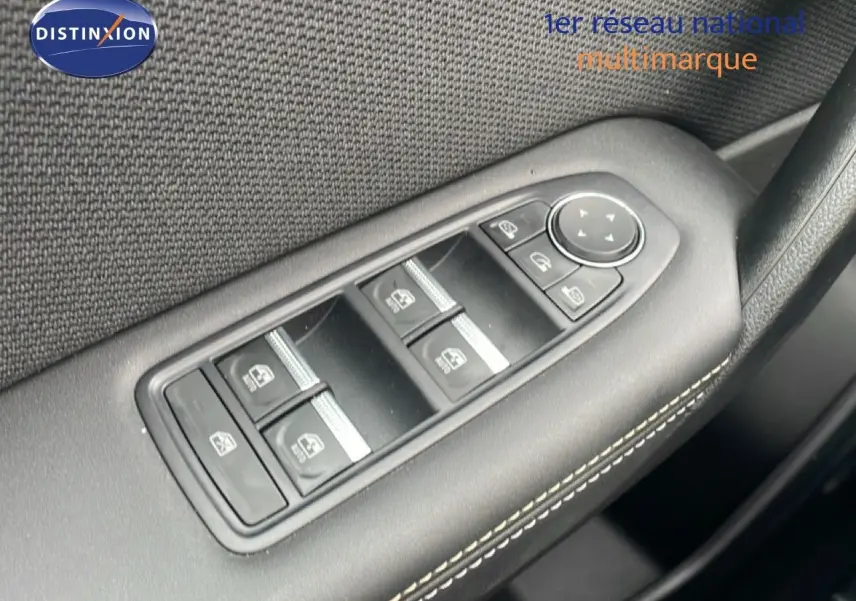 Commande des vitres électriques et réglage des rétroviseurs sur la porte côté gauche d'une Renault Symbioz noire 2025.