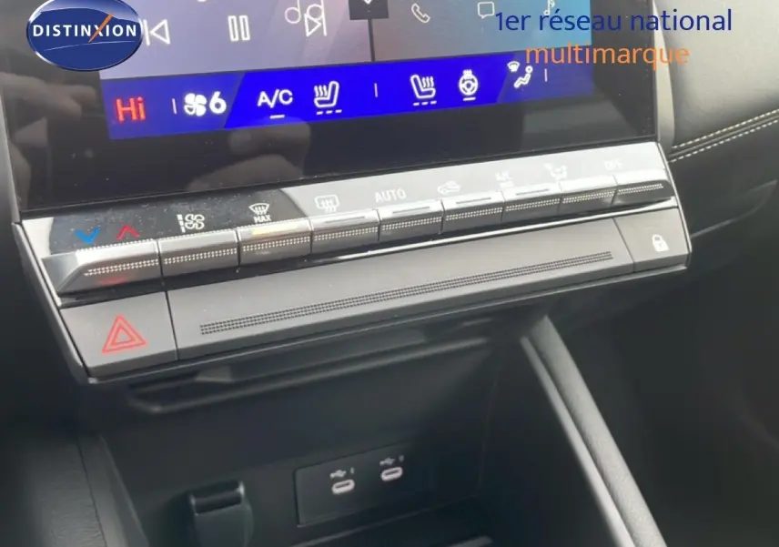 Gros plan sur la console centrale du Renault Symbioz 2025 avec écran tactile et commandes climatisation en noir étoile métal.