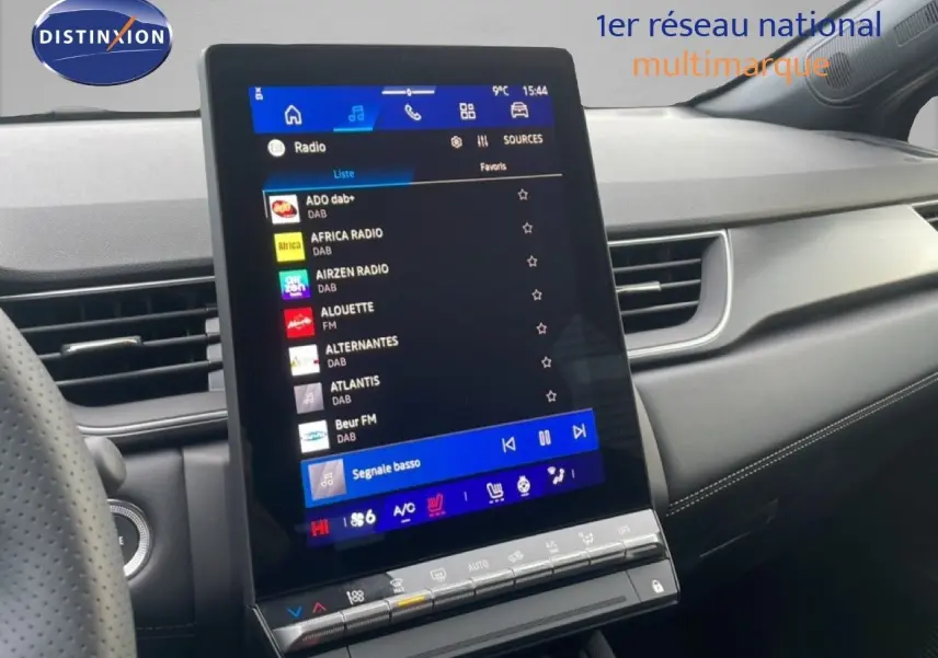 Vue intérieure centrée sur l'écran tactile vertical du tableau de bord du Renault Symbioz noir étoile métal 2025.