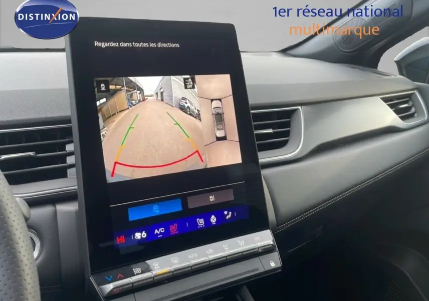 Vue intérieure du tableau de bord de la Renault Symbioz noire, écran tactile affichant la caméra de recul et les commandes climatiques.