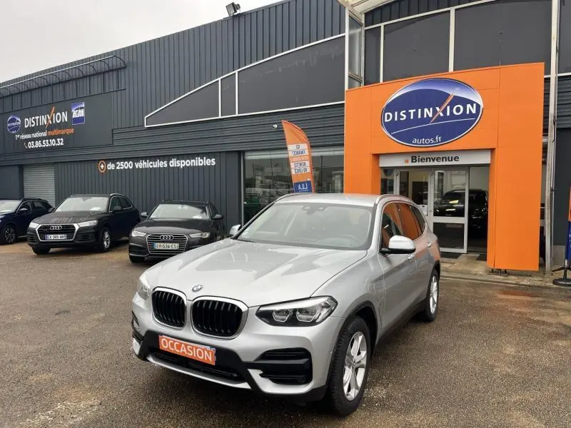 BMW X3 xDrive30e hybride en Glacier Silver, vue 3/4 avant droit devant concession Distinxion.