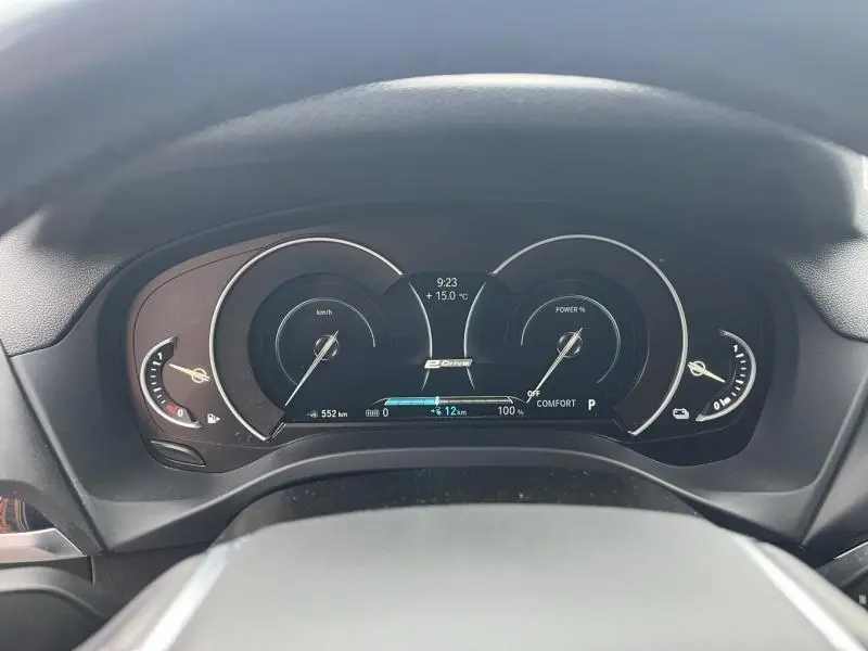 Vue rapprochée du tableau de bord numérique du BMW X3 xDrive30eA 2020, affichage eDrive et compteurs ronds noirs.