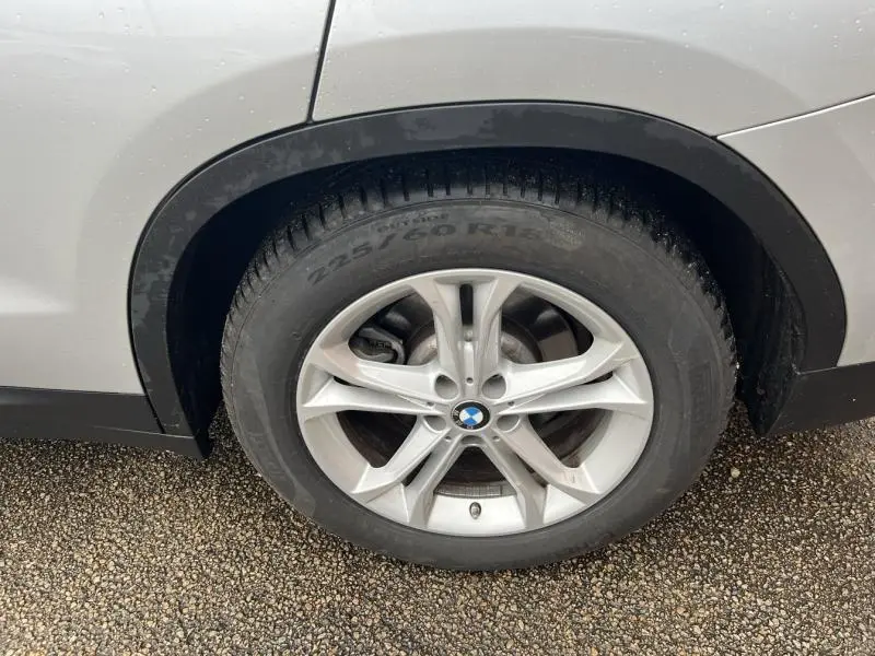 Gros plan sur la roue avant gauche avec jante alliage 18 pouces du BMW X3 xDrive30eA Glacier Silver 2020.