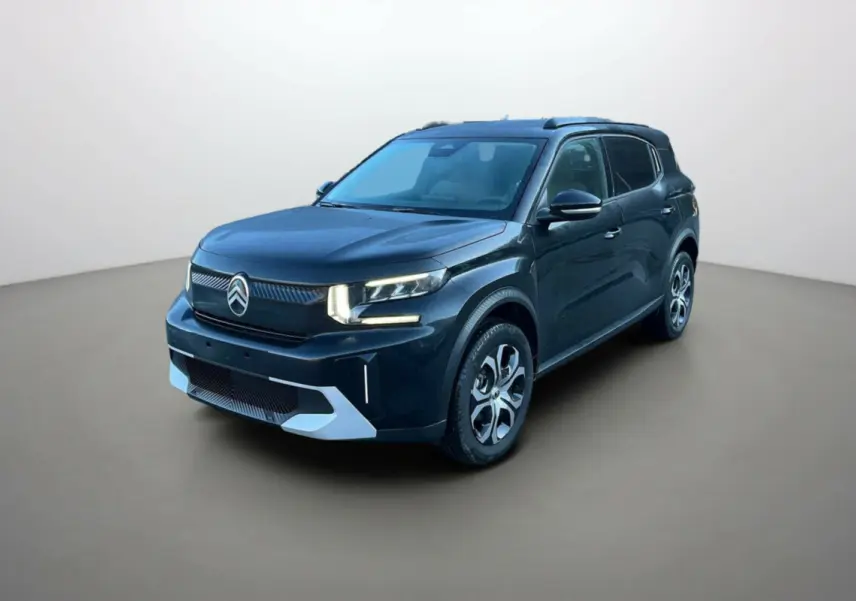 Citroën C3 Aircross noir perla nera en 3/4 avant droit, avec feux LED allumés et jantes distinctives.