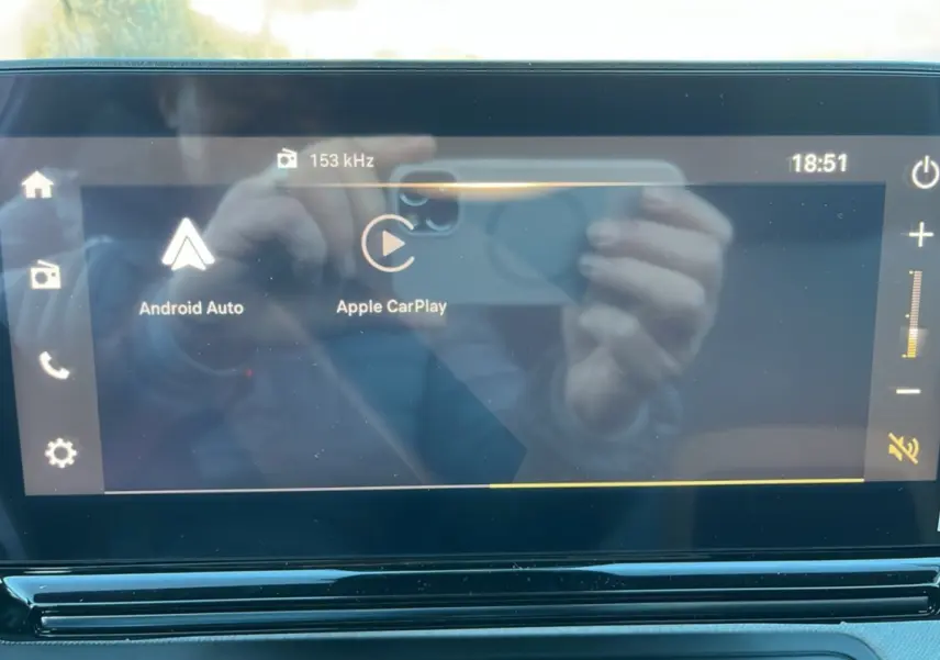 Écran tactile central de la Citroën C3 Aircross 2025 affichant les options Android Auto et Apple CarPlay.