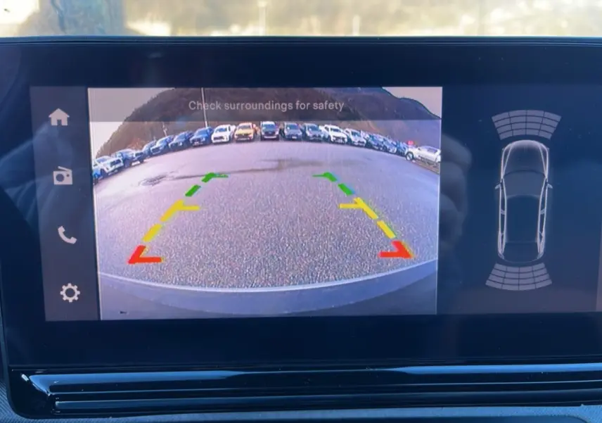 Écran tactile intérieur montrant la caméra de recul et l'alerte de proximité du Citroën C3 Aircross noir perla nera.