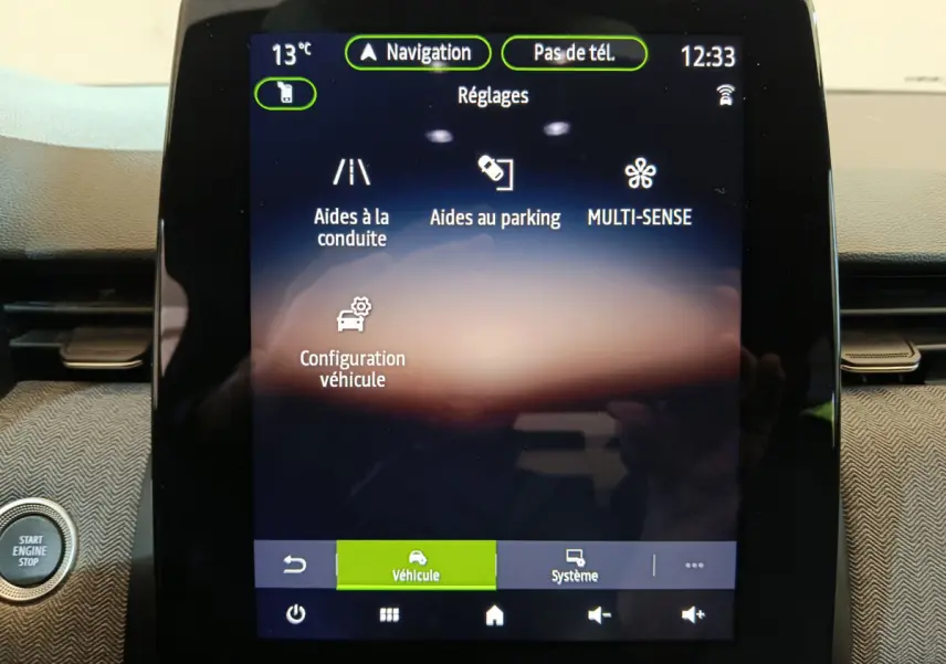 Écran tactile central de la Renault Clio Techno TCe 90 2024 affichant les réglages d’aides à la conduite et au parking.