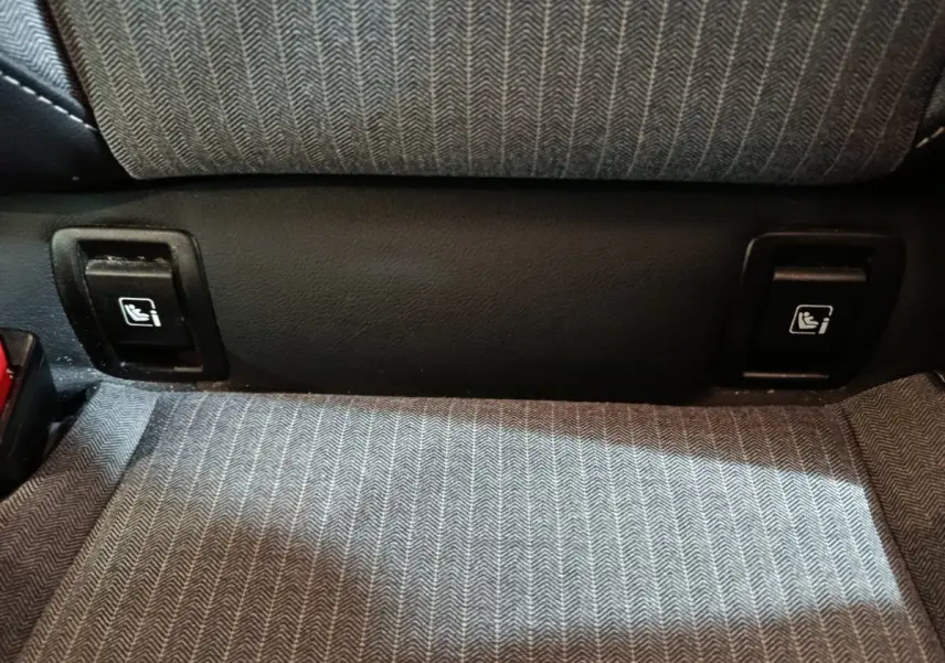 Détail de la banquette arrière grise avec fixation Isofix sur une Renault Clio Techno TCe 90 rouge, 2024.