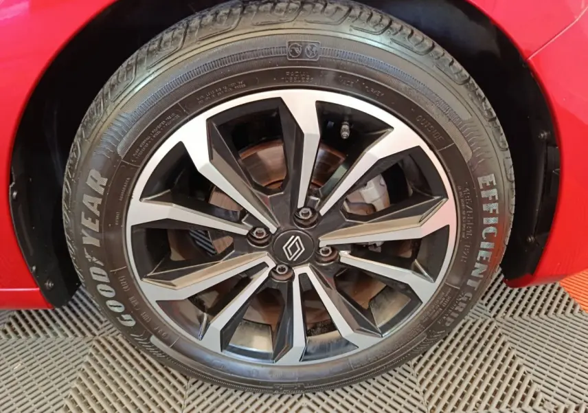 Gros plan sur la roue arrière droite d'une Renault Clio rouge 2024, mettant en valeur le pneu Goodyear.