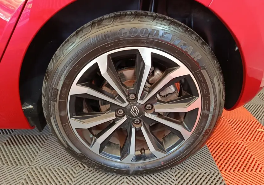 Gros plan sur la roue avant gauche de la Renault Clio Techno TCe 90 rouge avec jante alliage bicolore.