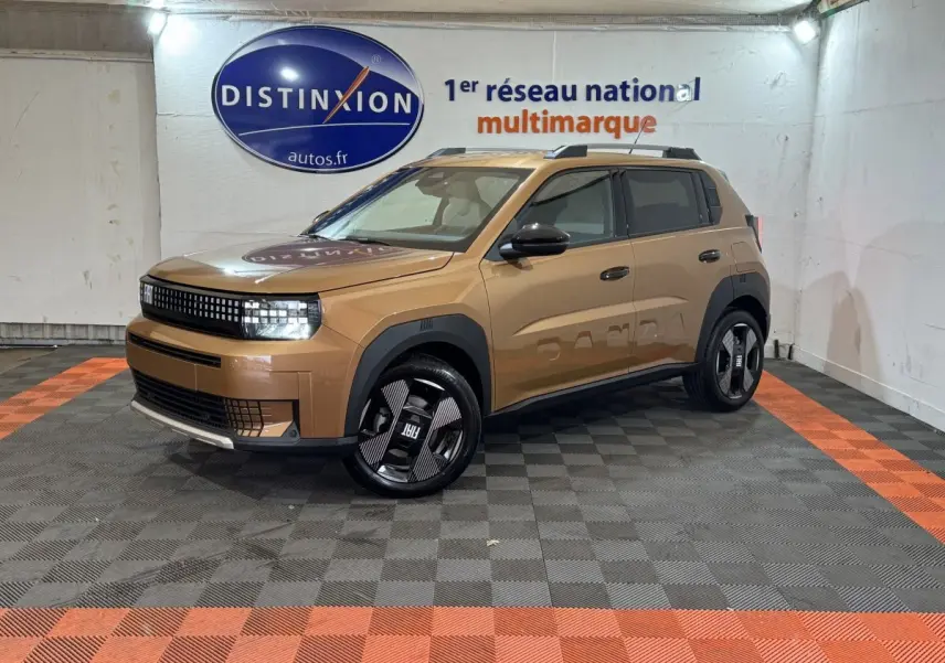 Vue 3/4 avant droite d'une FIAT Grande Panda marron avec jantes noires et logo "PANDA" embossé sur la portière.