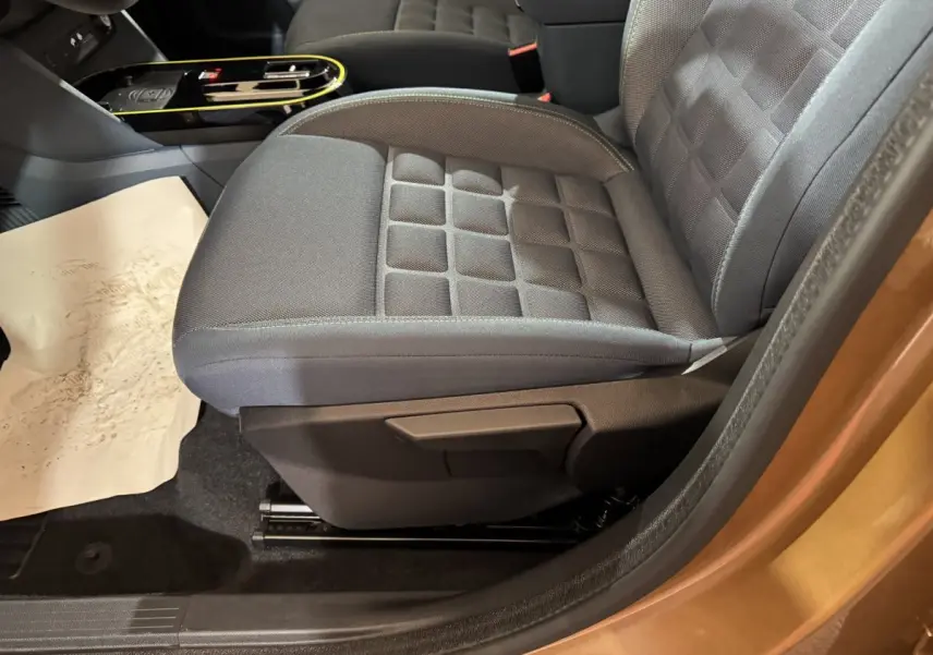 Vue rapprochée du siège avant droit gris du FIAT Grande Panda marron, avec console centrale visible en arrière-plan.