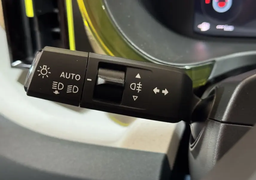 Gros plan sur la commande des feux et clignotants dans l’habitacle de la Fiat Grande Panda marron 2025.