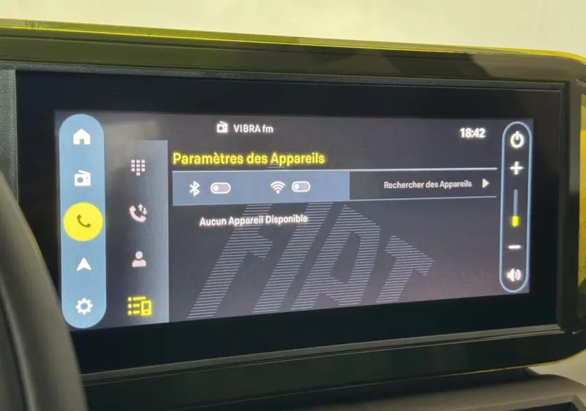 Écran tactile central de la Fiat Grande Panda 1.2 Hybrid 2025 affichant les paramètres Bluetooth et Wi-Fi.