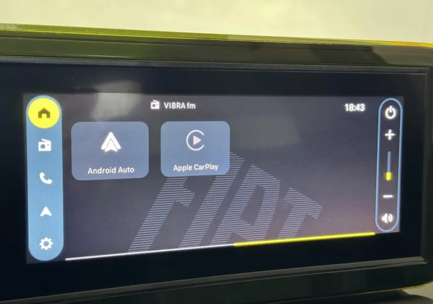 Écran tactile central de la Fiat Grande Panda 1.2 Hybrid 2025 affichant Android Auto et Apple CarPlay.