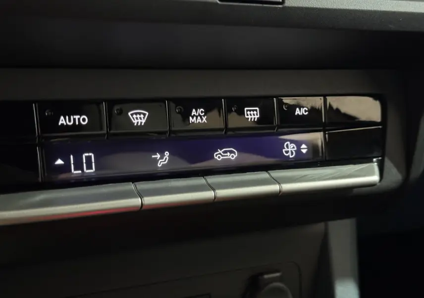 Détail du tableau de bord de la FIAT Grande Panda 2025 montrant les commandes de climatisation et ventilation.