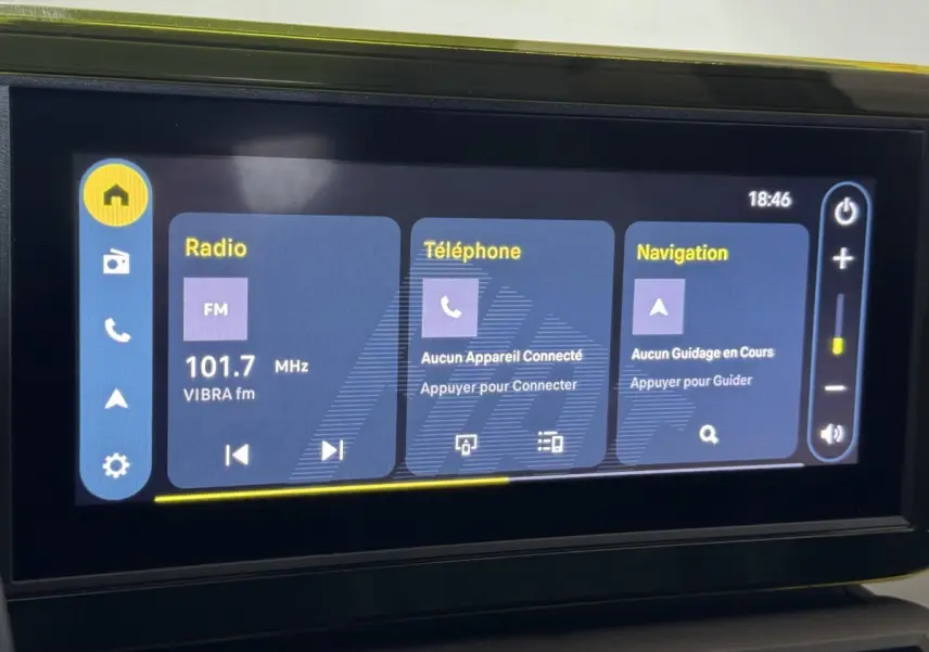 Écran tactile central de 26 cm affichant radio, téléphone et navigation dans une Fiat Grande Panda marron 2025.