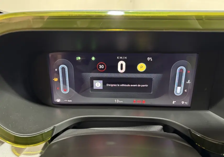 Tableau de bord numérique de la Fiat Grande Panda 1.2 Hybrid, affichage multifonctions avec vitesse et alertes visibles.