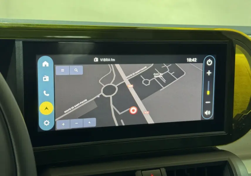 Écran tactile central de navigation 10,25 pouces dans le tableau de bord de la Fiat Grande Panda marron 2025.