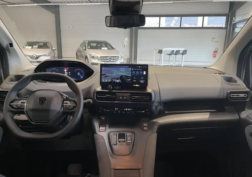 Vue intérieure avant du Peugeot Rifter 2026, tableau de bord avec écran tactile central et volant multifonction noir.