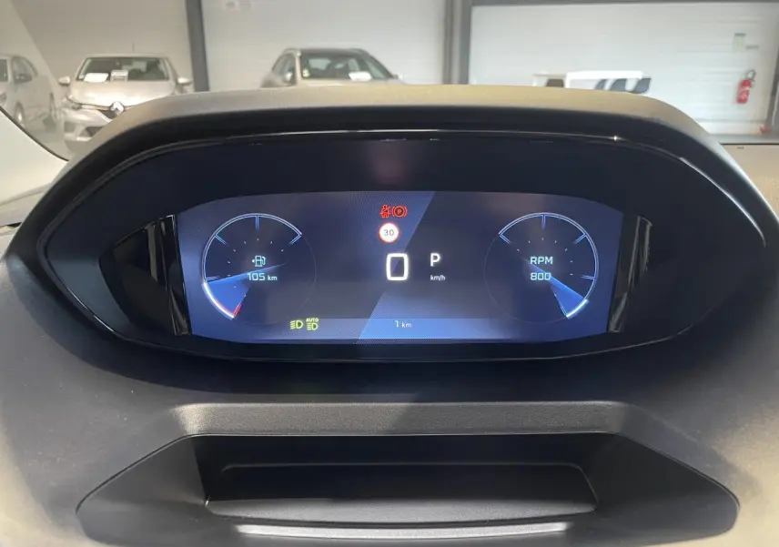 Combiné numérique 10 pouces du Peugeot Rifter 2026 affichant la vitesse, le niveau de carburant et le régime moteur.