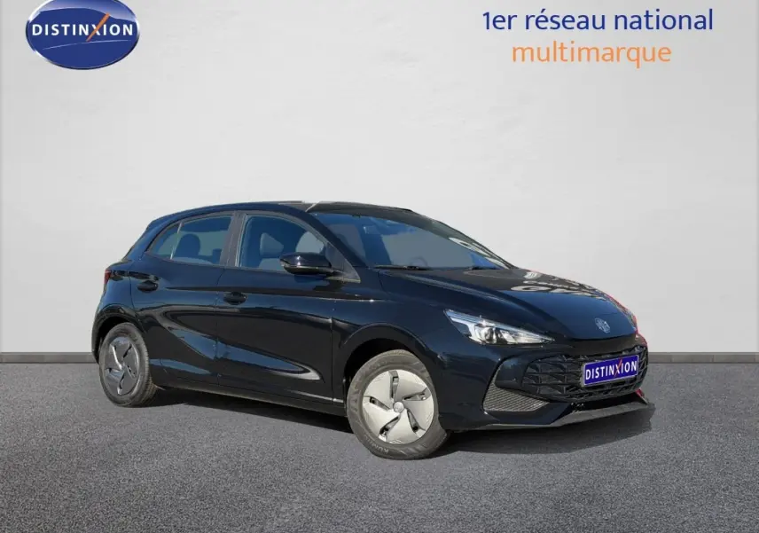 Vue 3/4 avant droite d'une MG3 1.5 Hybrid+ 195ch en Pebble Black métallisé sur fond neutre.