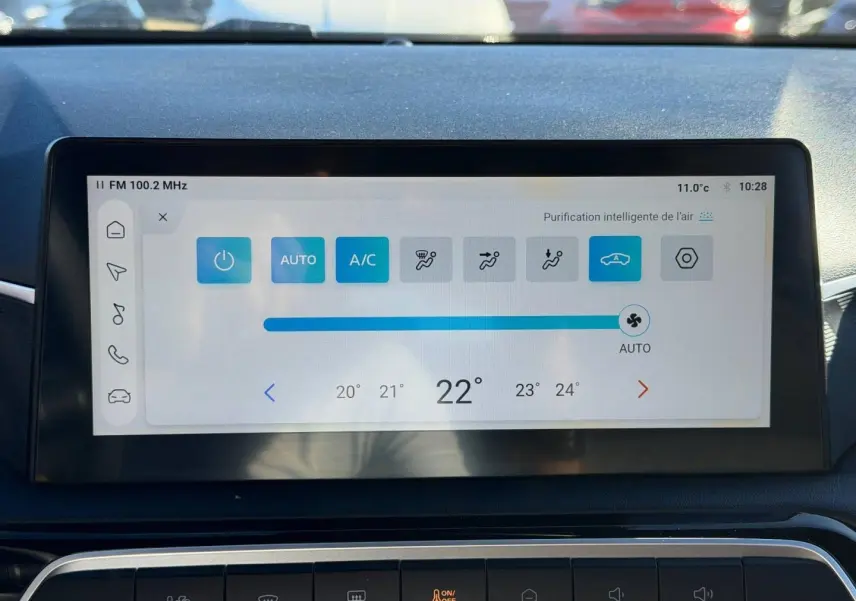 Écran tactile central affichant la climatisation automatique à 22°C dans l'habitacle du MG3 Pebble Black 2024.