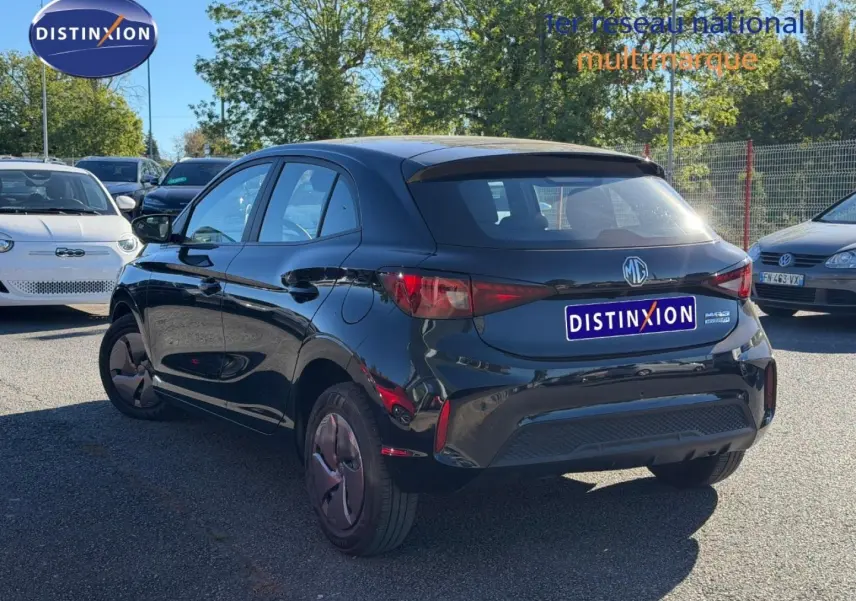 Vue 3/4 arrière droite d'une MG3 1.5 Hybrid+ 2024 en Pebble Black métallisé sur parking extérieur.