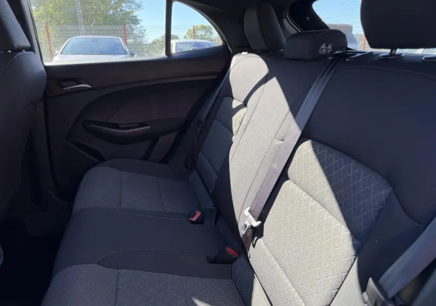 Vue intérieure côté droit de la banquette arrière en tissu noir du MG3 1.5 Hybrid+ 2024 Pebble Black métallisé.