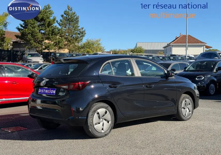 Vue 3/4 arrière droite d'une MG3 1.5 Hybrid+ 195ch en Pebble Black métallisé sur parking extérieur.