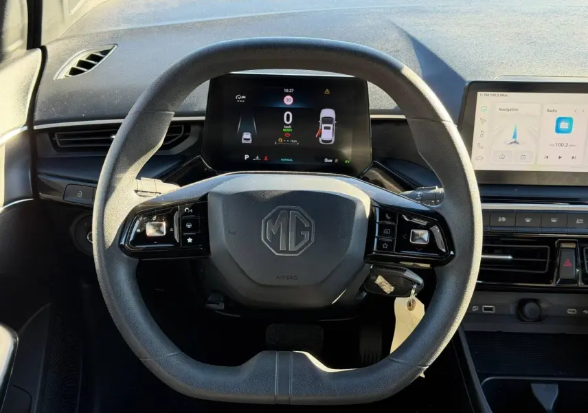 Vue intérieure centrée sur le volant noir du MG3 2024 avec tableau de bord digital et écran tactile latéral.