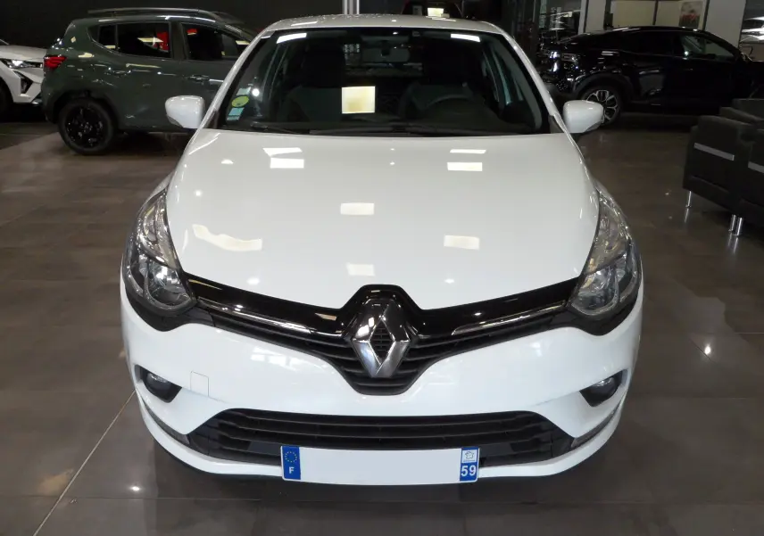 Vue avant d'une Renault Clio IV Société blanche Glacier avec calandre noire et logo Renault bien visible.