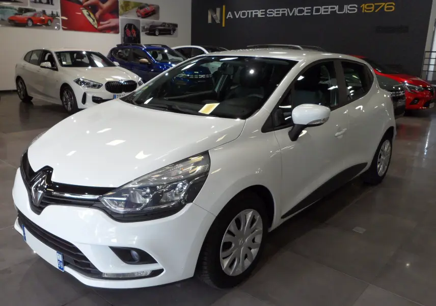 Renault Clio IV Société blanc glacier vue 3/4 avant droit en intérieur avec jantes tôles et rétroviseurs blancs