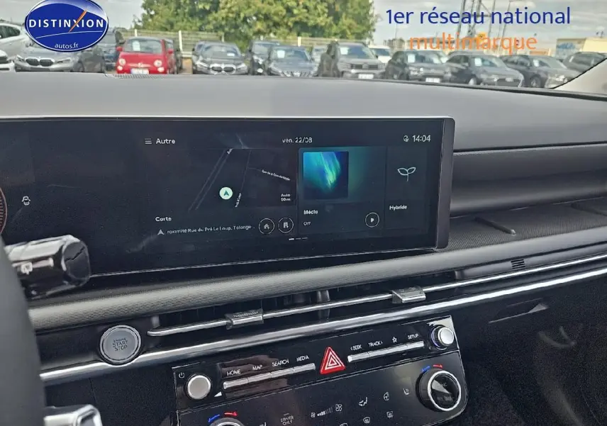 Tableau de bord du Hyundai Tucson 2025 noir abysse, vue intérieure frontale avec écran tactile large et commandes climatisation.