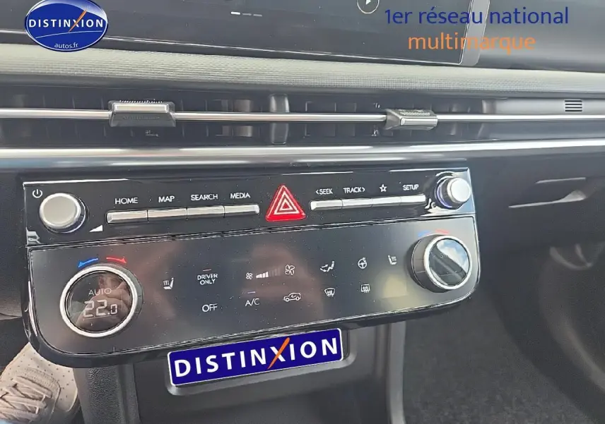 Panneau de commande de climatisation et multimédia du Hyundai Tucson 2025, vue rapprochée de la console centrale noire.