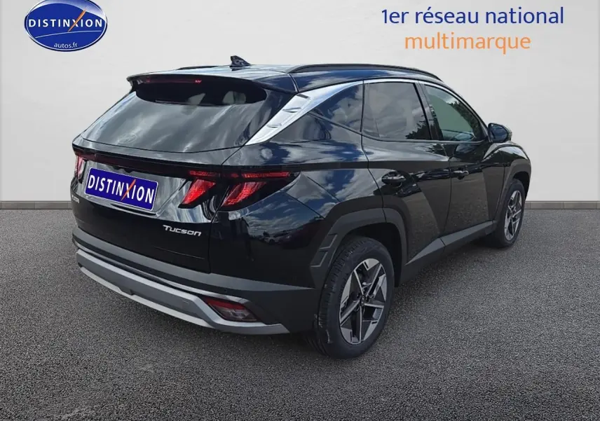 Vue 3/4 arrière droite du Hyundai Tucson noir abysse avec jantes alliage et feux arrière LED distinctifs.