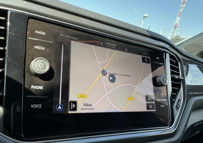 Écran tactile du système de navigation Discover Media dans le tableau de bord du Volkswagen T-Roc 2022.