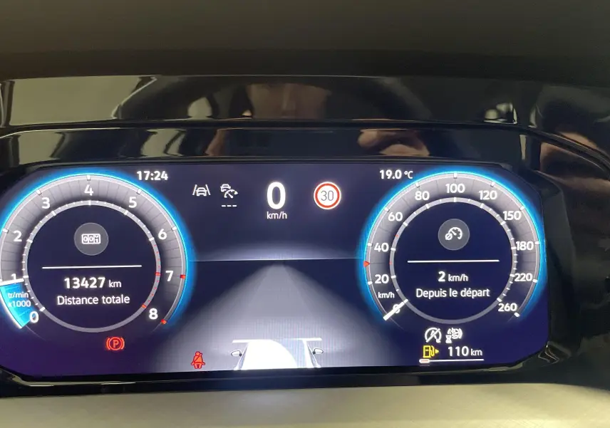 Tableau de bord numérique de Volkswagen Golf 1.5 TSI gris Dauphin, affichant vitesse, compte-tours et informations de conduite.