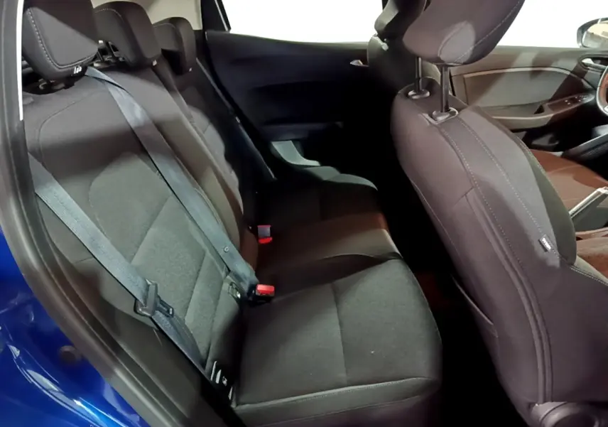 Vue intérieure côté gauche sur la banquette arrière noire d'une Renault Clio Business bleu visible à l'ouverture de la porte.