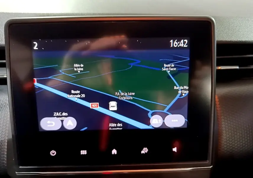 Écran tactile central affichant la navigation 3D dans l’habitacle d’une Renault Clio Business bleu, vue de face.