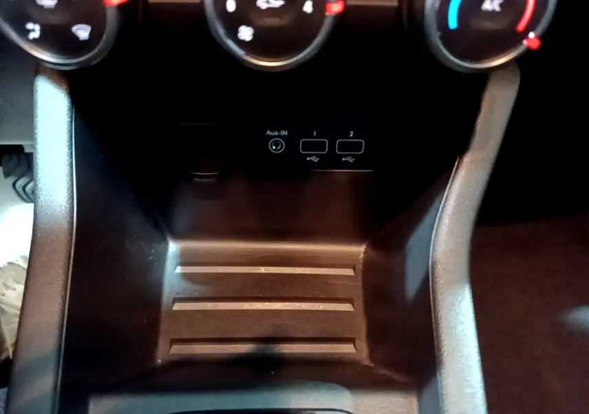 Gros plan sur la console centrale de la Renault Clio Business 2022, montrant les prises USB et la commande de climatisation.